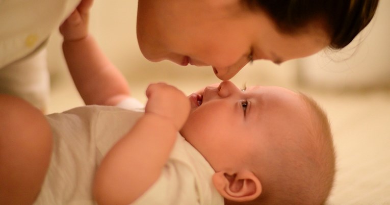Bebe prepoznaju roditeljske emocije od najranije dobi, prema istraživanjima