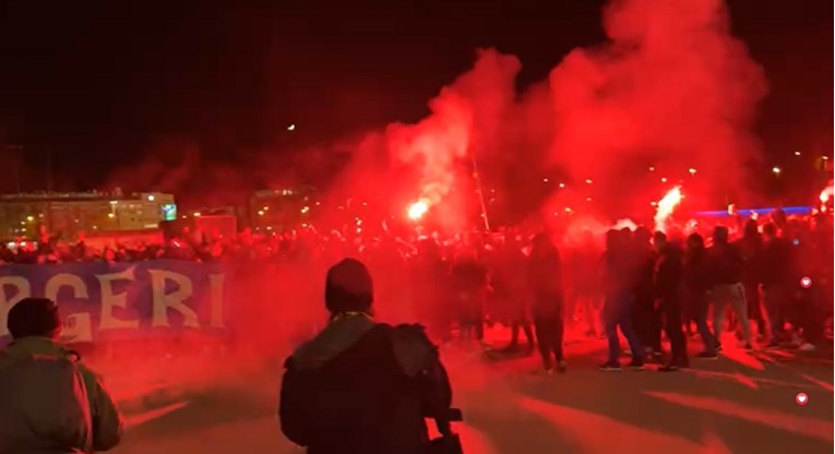 VIDEO Neviđene scene na Maksimiru. Igrači Dinama ispred stadiona slavili s navijačima