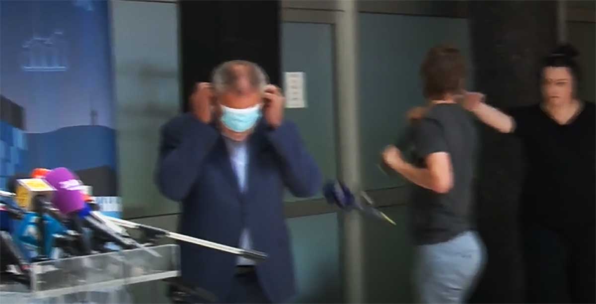 FOTO Ovo je Bandić, pokušava staviti masku