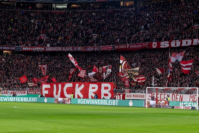 Viralan transparent navijača Bayerna: Je*eš RB