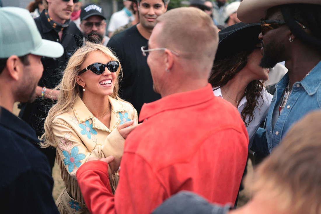 Sydney Sweeney bacala gaćice u publiku na festivalu