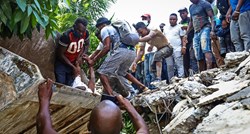 Haićani pokušavaju spasiti preživjele iz ruševina