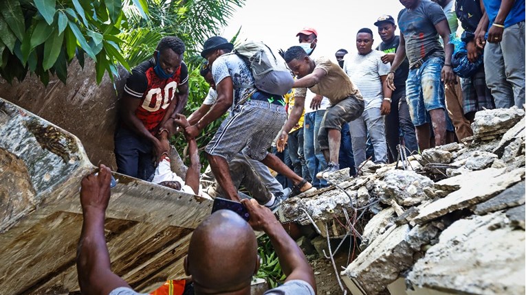 Haićani pokušavaju spasiti preživjele iz ruševina