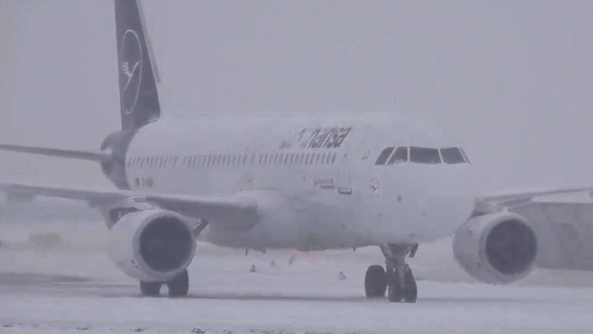 Snijeg paralizirao najveći njemački aerodrom, obustavljeni letovi