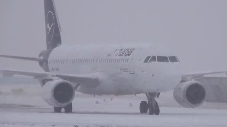 Snijeg paralizirao najveći njemački aerodrom
