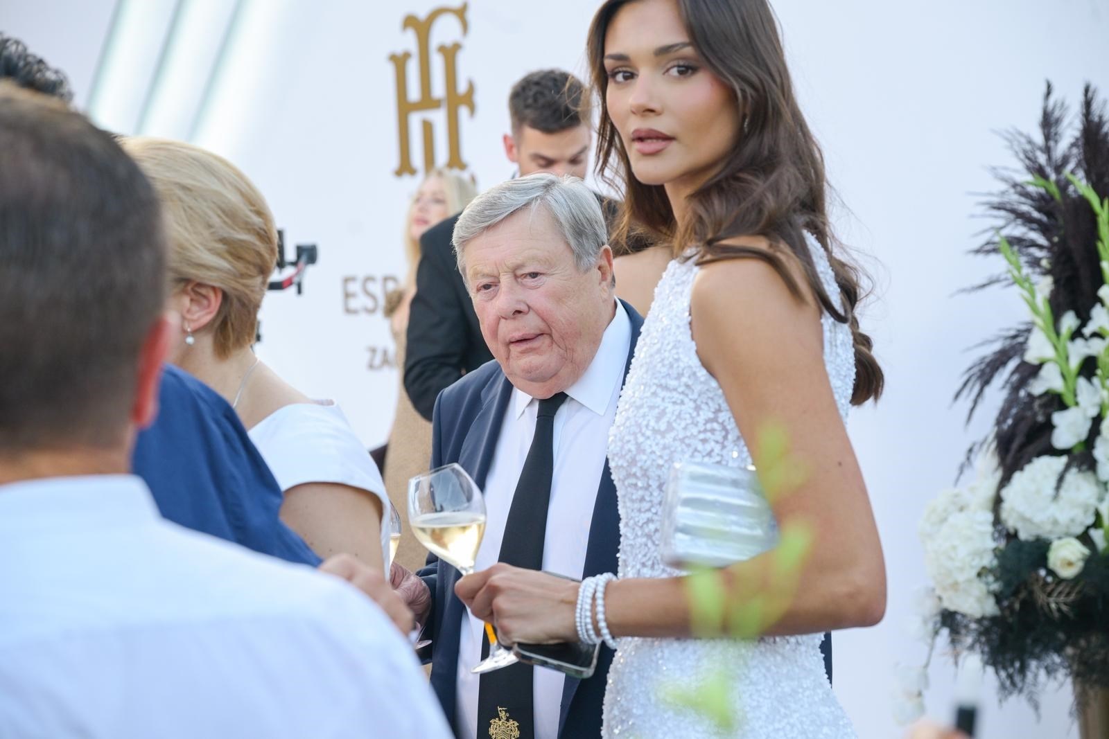 Otac Melanije Trump pojavio se na proslavi 100. rođendana hotela Esplanade