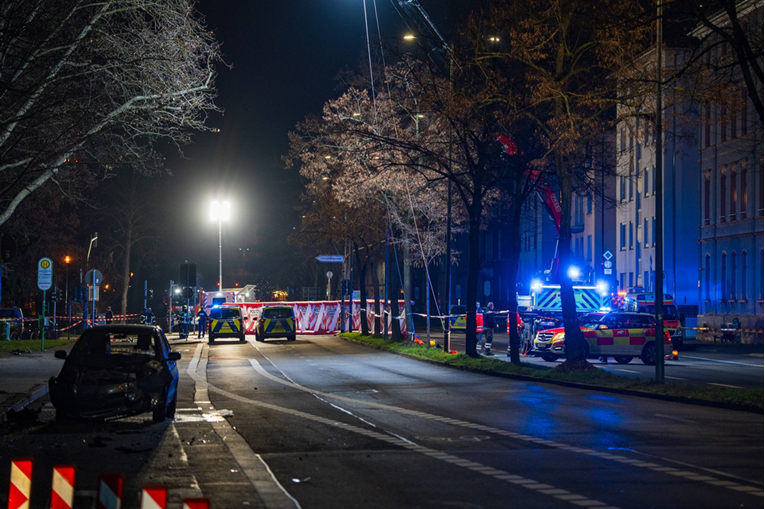 Azerbajdžanac se Audijem zabio u autobusnu stanicu u Njemačkoj. Troje ozlijeđenih