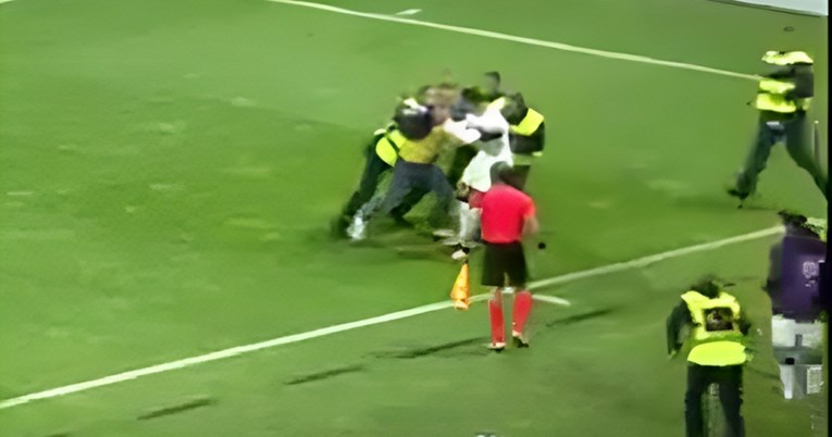 VIDEO Navijač u Zenici na utakmici BiH i Portugala upao u teren i nasrnuo na Ronalda