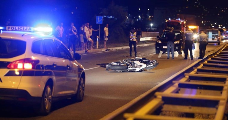 Teška prometna u Omišu. Jedan poginuo u padu s motora, drugom se bore za život