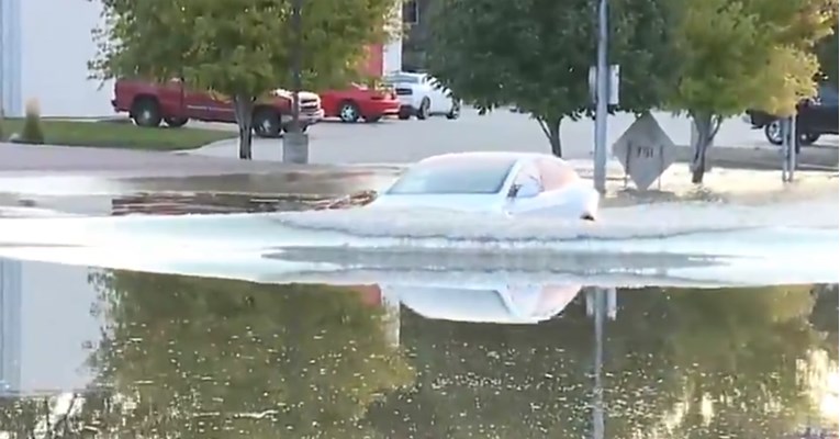 Ovo još niste vidjeli: Teslin električni SUV zaplivao u vodi