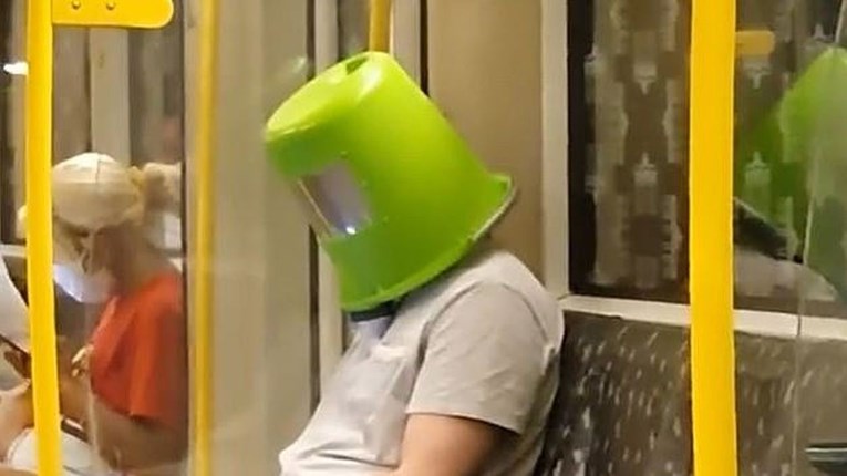 Najluđe alternative maskama: Na glavama nose kante za smeće, tangice, čak i televizor