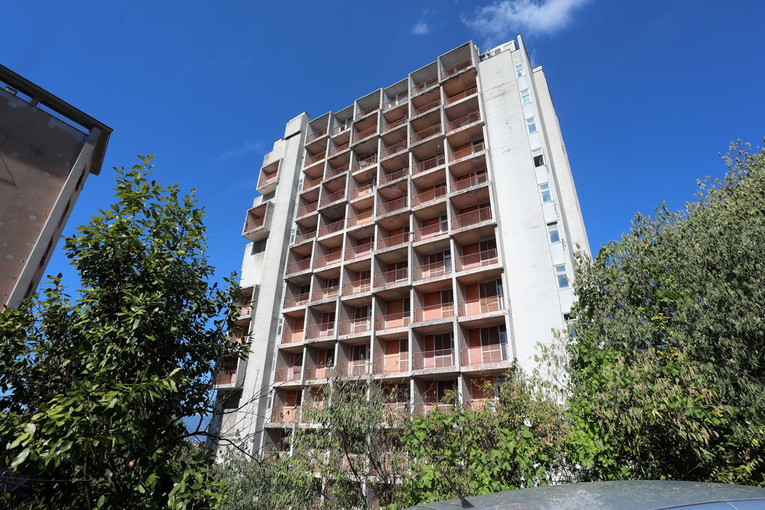 Bivši neboder HŽ-a u Rijeci preuredit će se u zgradu s oko 150 stanova za mlade