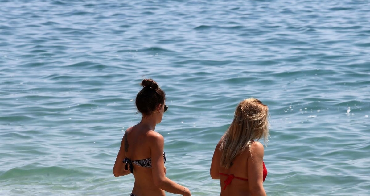 Zgodne cure u Crikvenici spas od vrućina potražile u moru