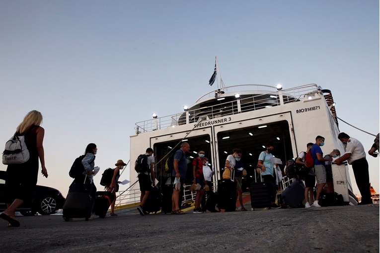 Engleska odredila karantenu za 7 grčkih otoka