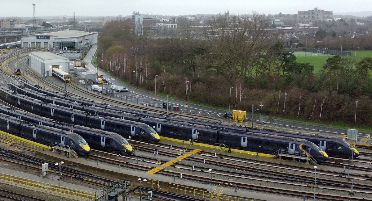 Vlakovi stoje kod Londona, poplavljen tunel. Tisuće ljudi čekaju