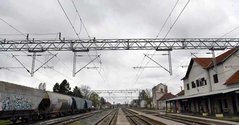 Penjao se na vlak, udarila ga struja. HŽ: Dovoljno je da se približite na dva metra