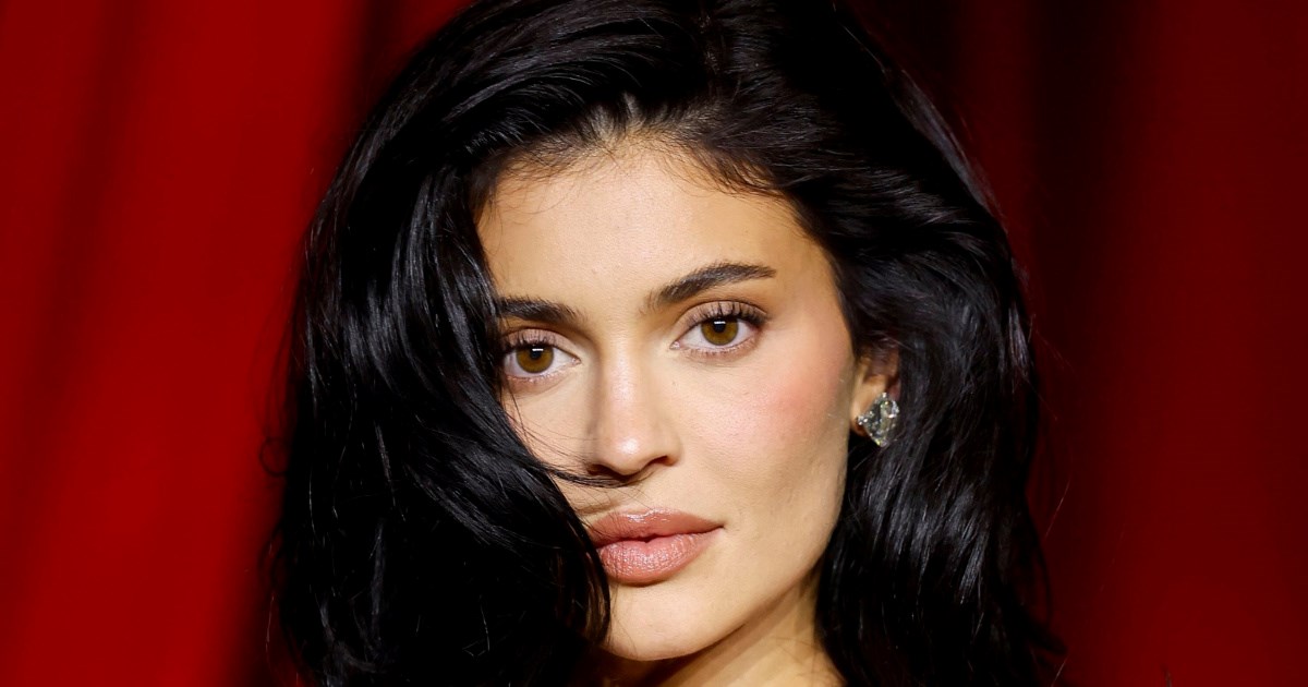 Kylie Jenner pozirala za Vanity Fair samo s golemom Chanel mašnom