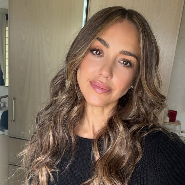 Jessica Alba proslavila 45. rođendan u izazovnoj čipkastoj haljini