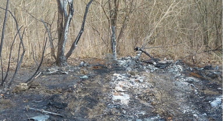 U izgorjelom autu kod Petrinje bilo tijelo žene. Muškarac nađen s reznim ranama
