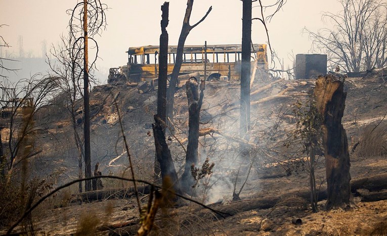 Požari divljaju u tri američke države, gore kuće, pada drveće, ljudi bježe iz domova