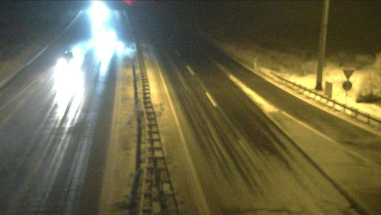 Snijeg prekrio autocestu A1 kod Gospića. HAK izdao upozorenja