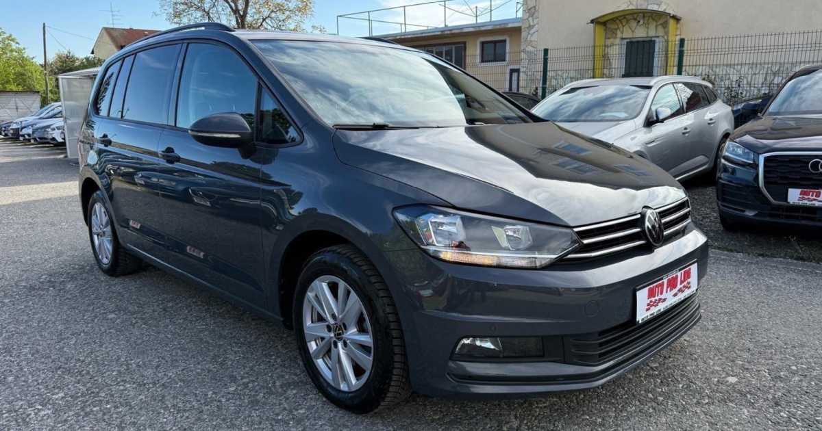 Tražite obiteljski auto? Ovaj Touran iz 2022. se prodaje za 19.999 eura
