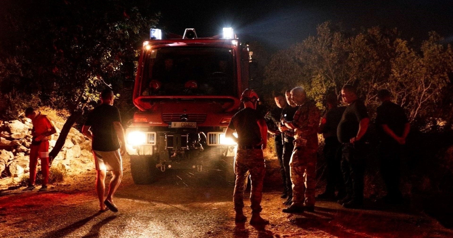 U Crnoj Gori vojska gasi požare. Prevrnula se cisterna, poginuo vojnik