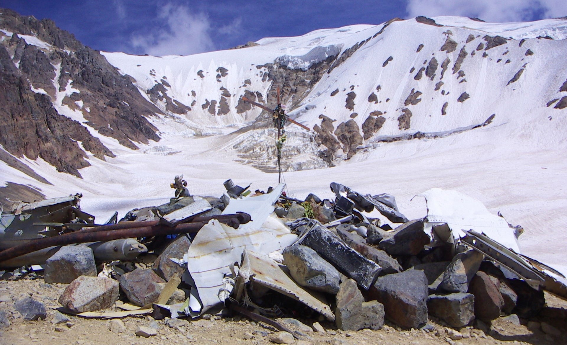Avion se srušio na vrhu planine, živjeli su na -30 i jeli ljude. Priča o padu aviona