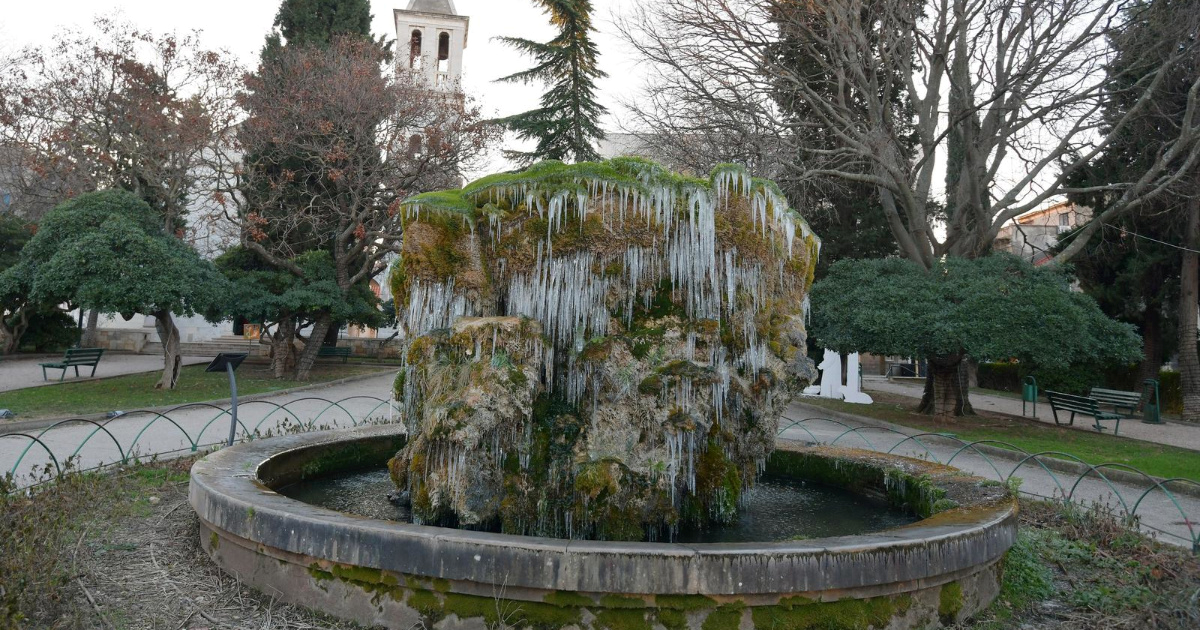 Niske temperature zaledile fontanu ispred crkve Gospe van grada u Šibeniku