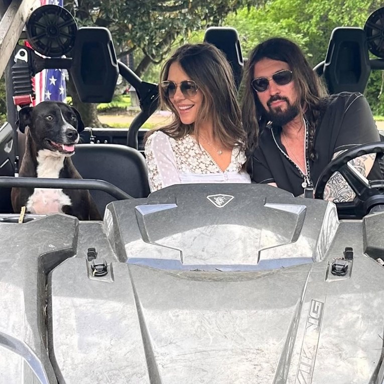 Elizabeth Hurley iznenadila novim fotkama s Billyjem Rayem Cyrusom