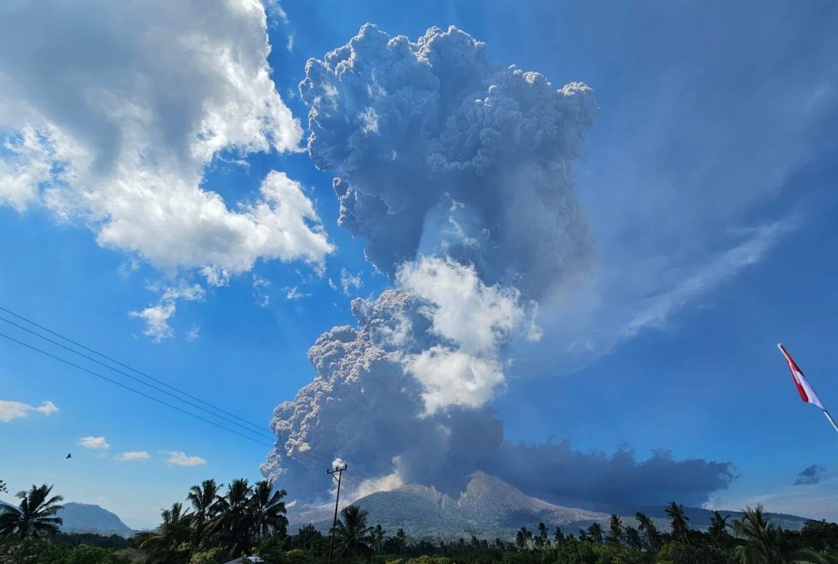 VIDEO Indonezijski vulkan izbacio pepeo 18 km u zrak, evakuirano preko 4000 ljudi