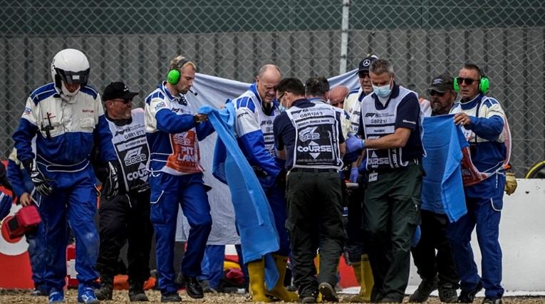 VIDEO Strašan sudar na startu utrke u Silverstoneu. Vozač Alfe iznesen na nosilima