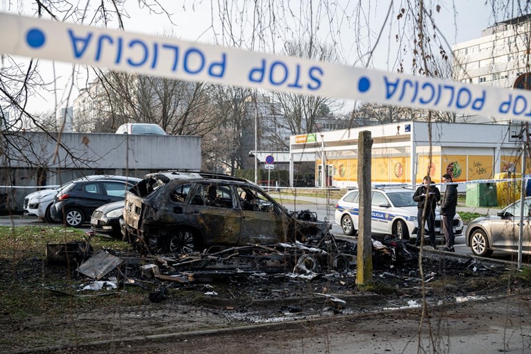 VIDEO I FOTO U Zagrebu izgorjeli kamp-kućica i BMW X5, vatra zahvatila još jedan auto