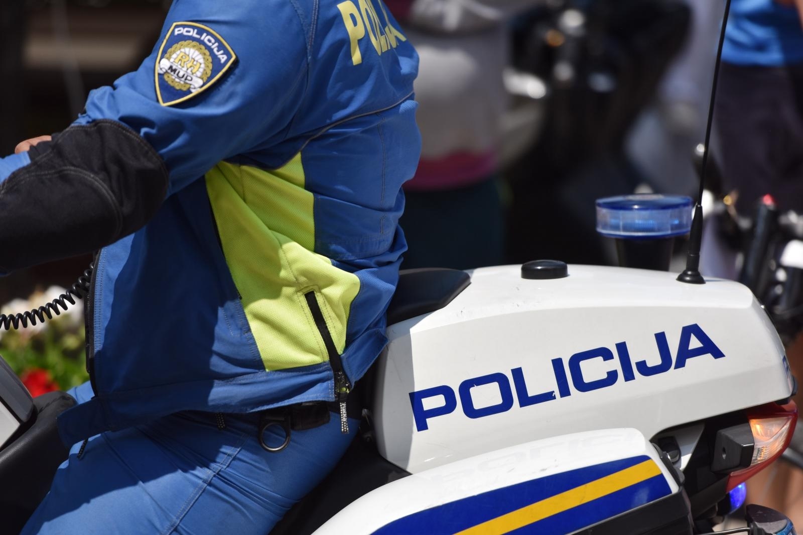 Karlovčanin izvrijeđao policajce jer su mu izgubili jaknu: Nesposobni uhljebi...
