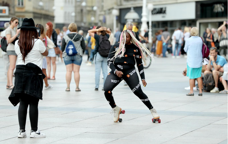 Atraktivna djevojka na koturaljkama u centru Zagreba privukla poglede prolaznika