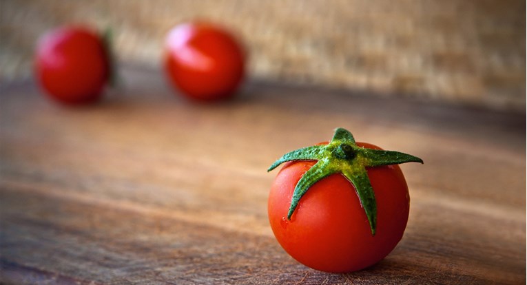 Slatka i sočna rajčica regulira krvni šećer te jača kosti i kosu, a kožu čini zdravom