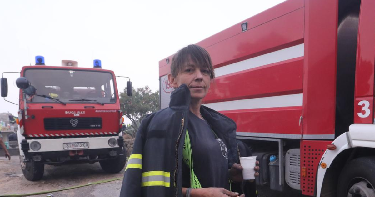 Hrabra vatrogaskinja dočekala jutro na požarištu u Podgori s rukama crnim od pepela
