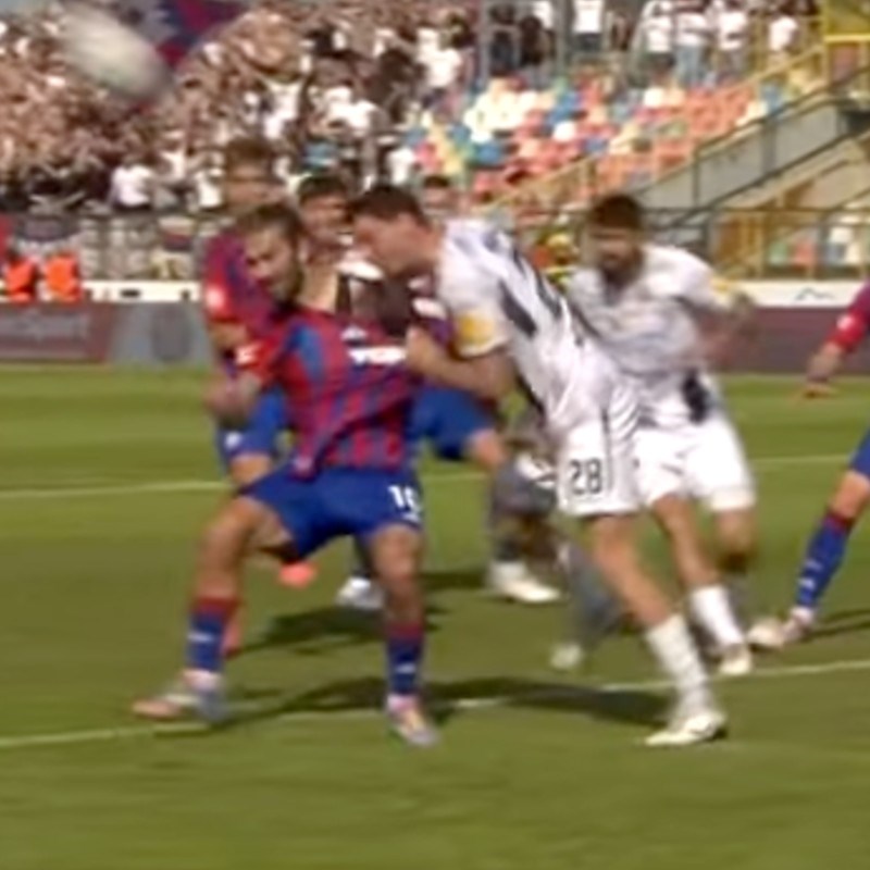 VIDEO Livaja je zbog ovog povlačenja tražio penal. Je li Hajduk oštećen?