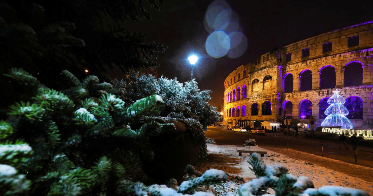 FOTO Snijeg prekrio Pulu, noćni prizori su posebni