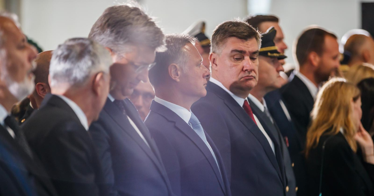 Je li ovo Milanović škicnuo što Plenković tipka na mobitelu?