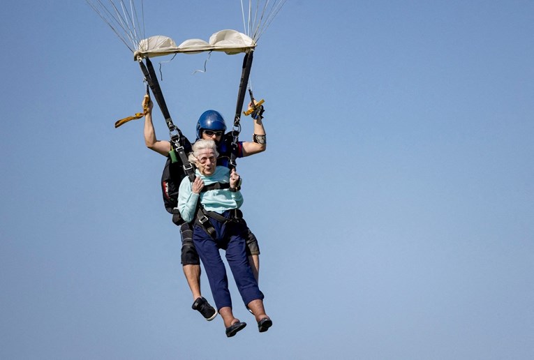 Sa 104 godine skočila s padobranom iz aviona. Umrla u snu 7 dana kasnije