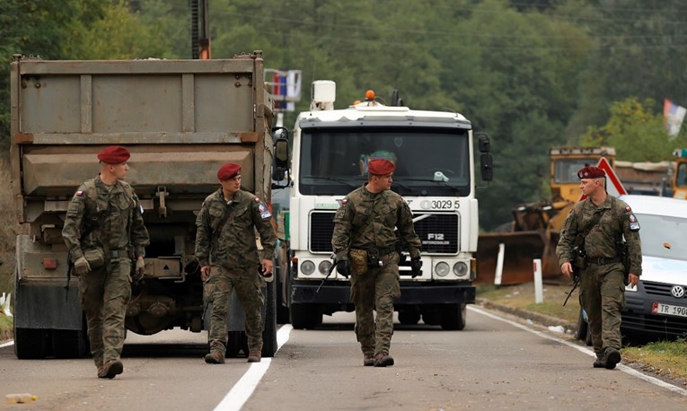 Srbi prestali blokirati ceste na Kosovu