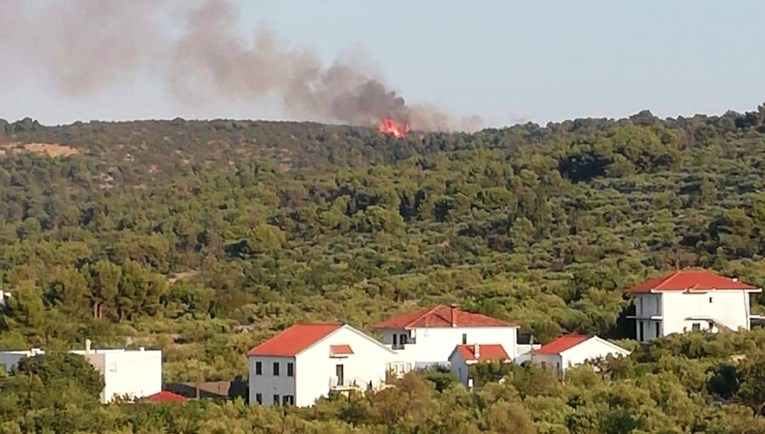 FOTO Izbio požar na Čiovu, gasilo ga više od 50 vatrogasaca i helikopter