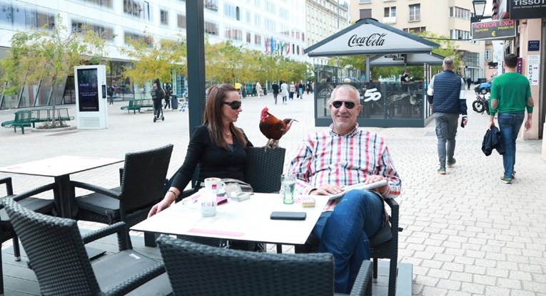 Prolaznici nisu mogli vjerovati u čijem društvu ovaj par pije kavu u centru Zagreba