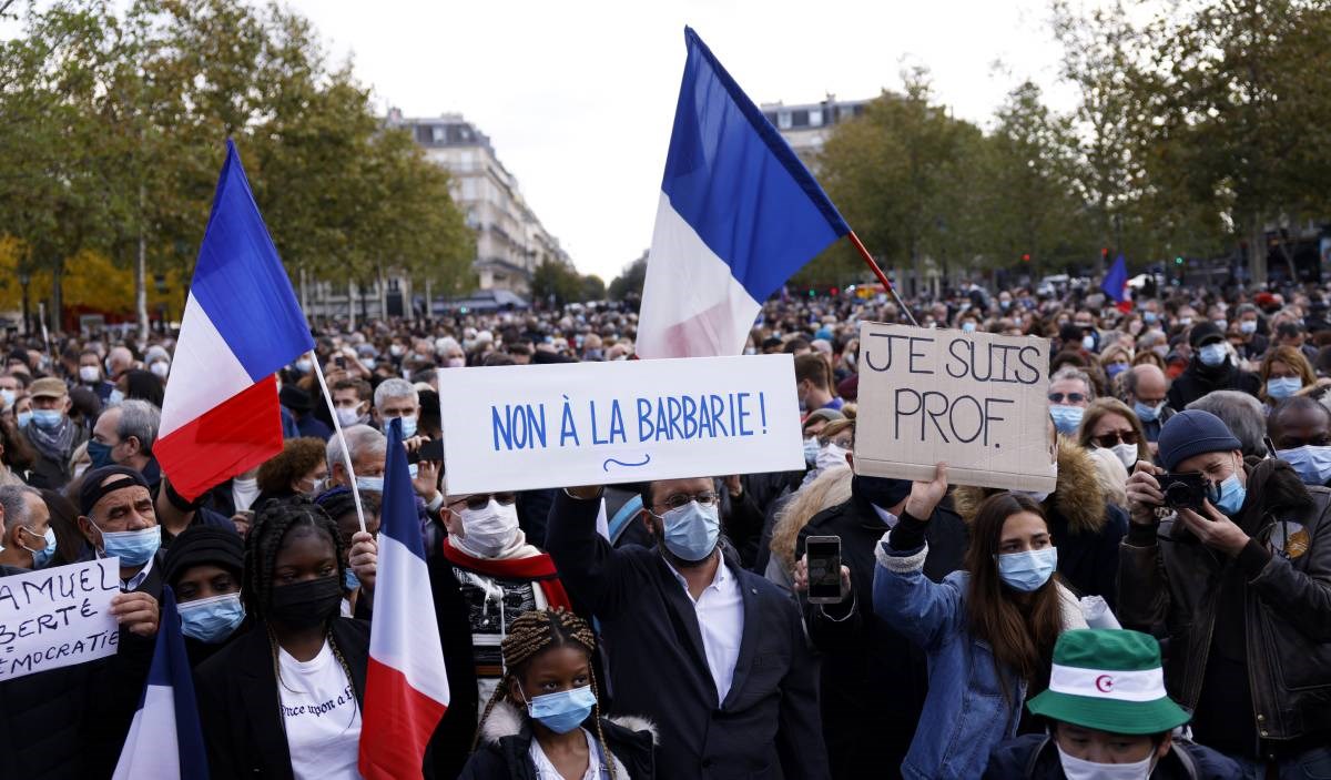 Ljudi se diljem Francuske okupljaju u znak potpore ubijenom nastavniku
