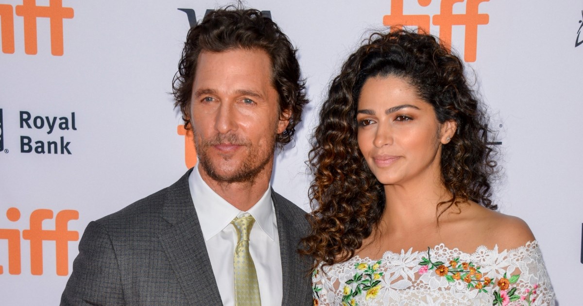 Supruga Matthewa McConaugheya pokazala kako on s 56 izgleda bez majice