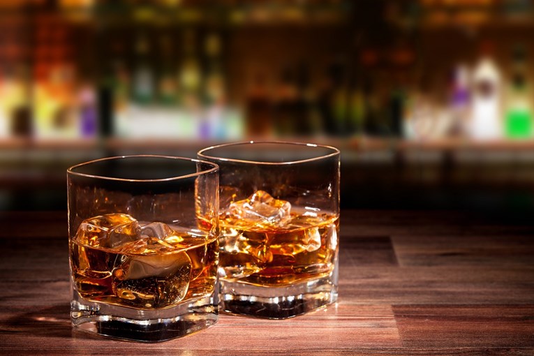 Više od polovice Hrvata pije žestice, najpopularniji likeri, rakija i viski