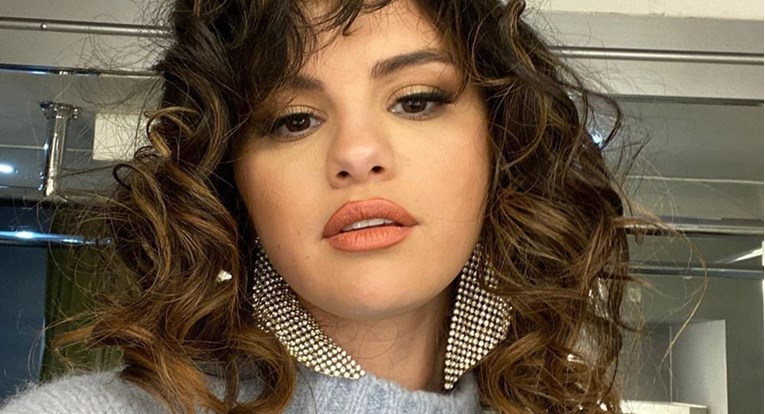 Selena Gomez izgleda predivno i u opuštenom kućnom izdanju bez trunke šminke