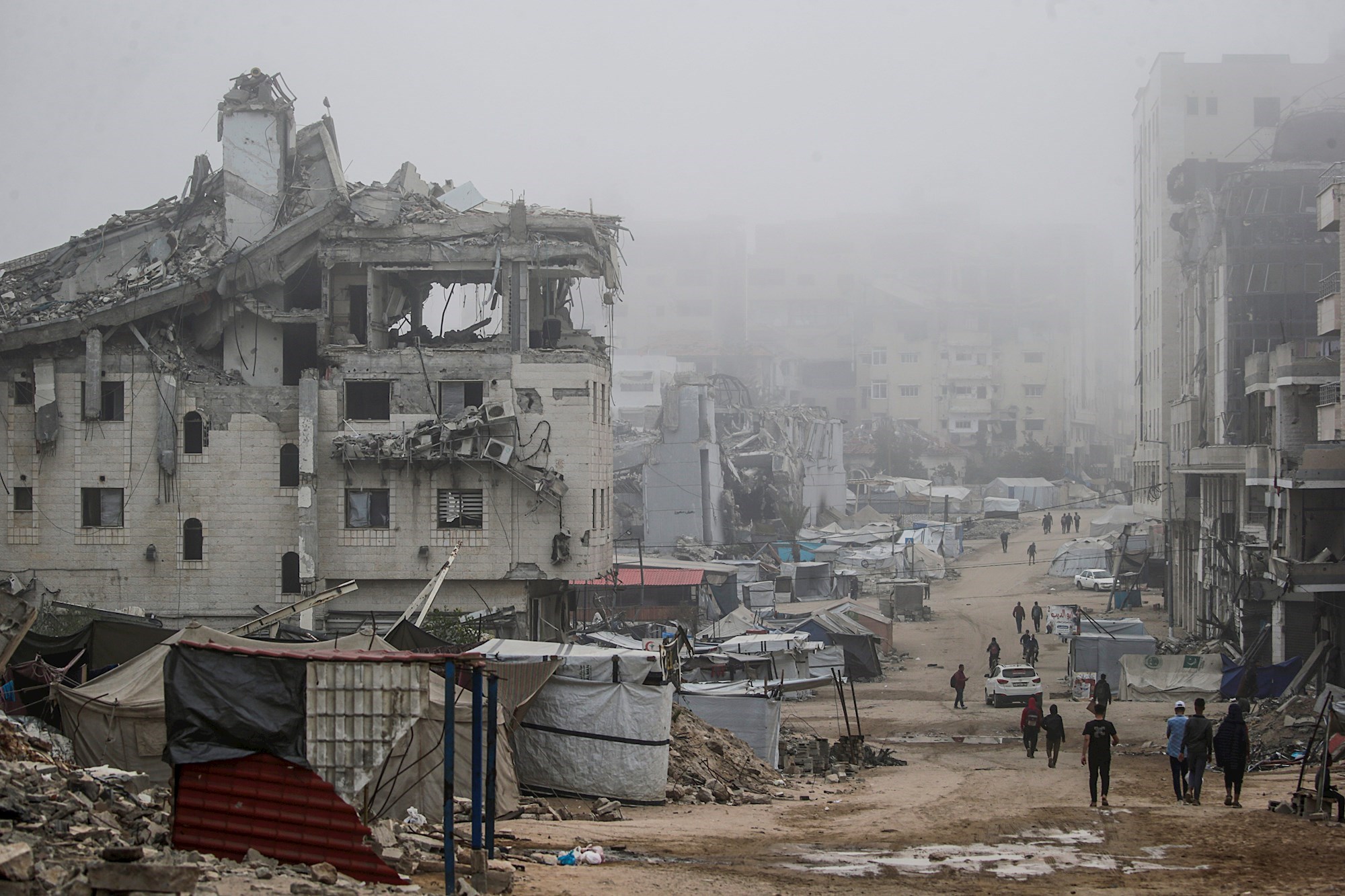 U Gazi poginulo najmanje 35 Palestinaca, 12 je ubijeno dok su čekali kamione s hranom
