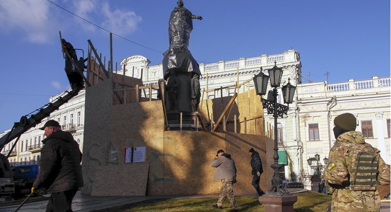 Ukrajinci u Odesi uklonili spomenik posvećen Katarini Velikoj